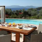 Vilă Agapi - Spacious Boutique With Private Pool Close To The Sea *