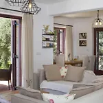 Vilă Agapi - Spacious Boutique With Private Pool Close To The Sea *