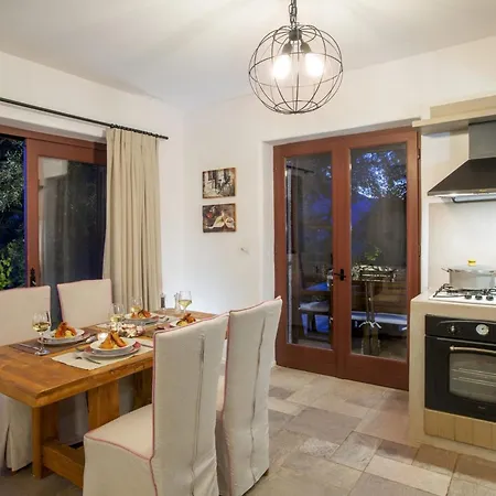 Agapi Spacious Stone Retreat With Jacuzzi And Private Pool ヴィラ シヴォタ