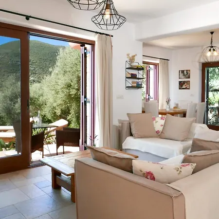 Agapi - Spacious Boutique With Private Pool Close To The Sea